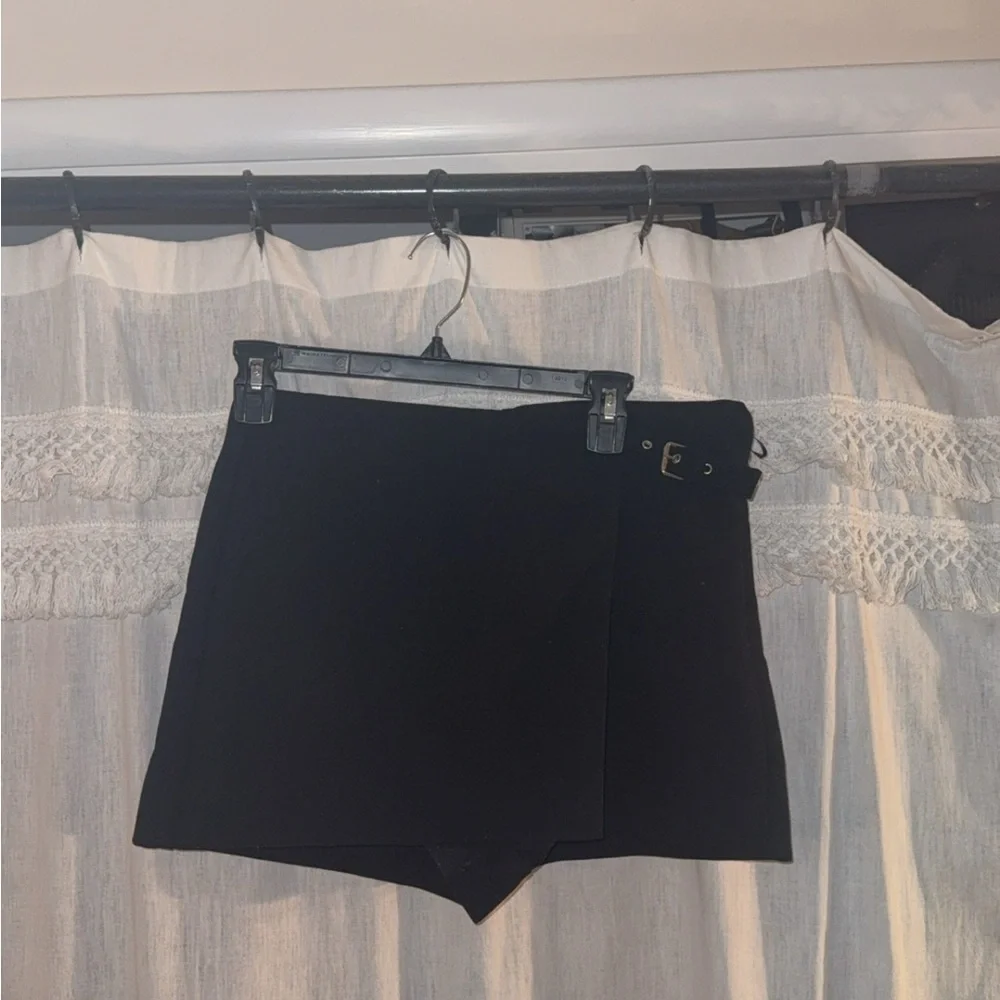 Zara Black Mini Skort with Buckle Detail - Picture 2 of 3